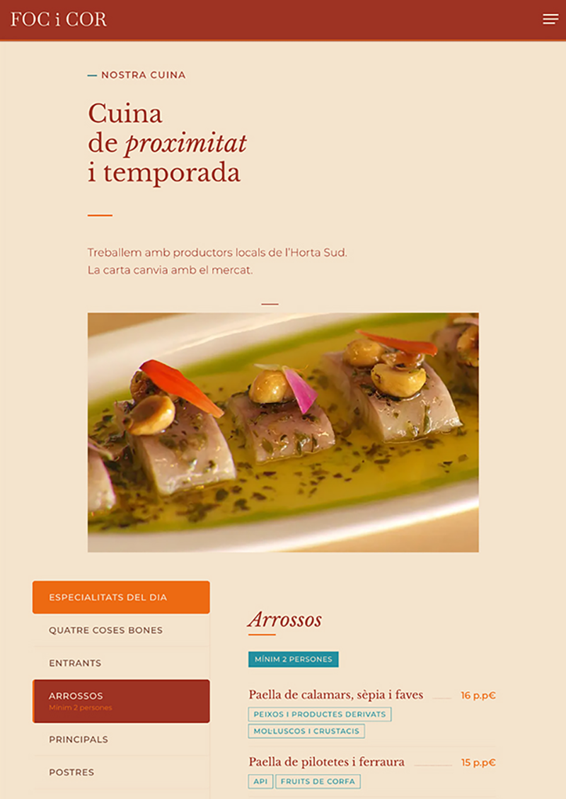 La carta: una fotografía de un plato de arroz y, debajo, el menú por categorías con el precio de cada plato y sus alérgenos etiquetados a la vista.