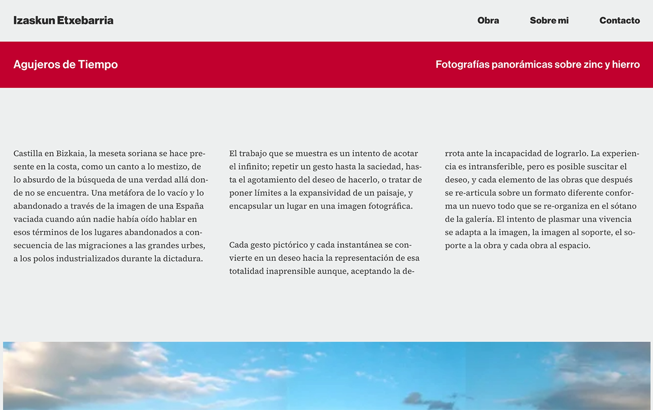 Página de la serie «Agujeros de Tiempo», con una banda roja de título, el texto de la artista a tres columnas y una fotografía de cielo asomando debajo.