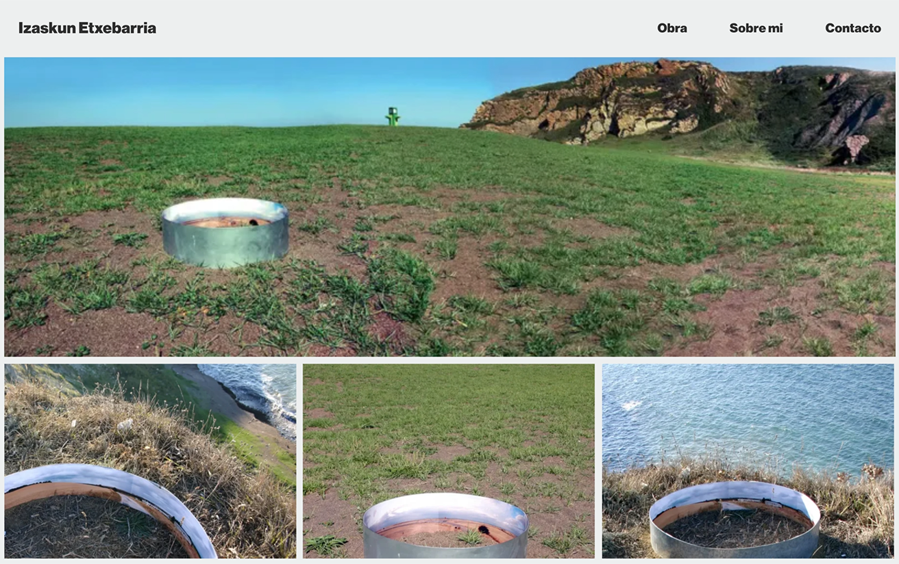 Una pieza circular de metal apoyada en un prado junto al mar, con tres fotografías más de la misma pieza en otros encuadres debajo.